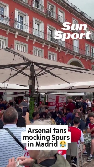 死对头邻居枪手球迷嘲讽热刺：我们在踢欧冠，热刺只能踢英冠