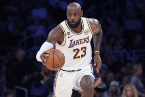 杨毅：詹姆斯拼累了 最后一节都踉跄了 里夫斯能歇詹姆斯歇不了