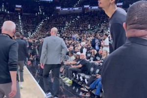 又来蹭饭了？吉诺比利今日来到现场观战，赛前与文班打招呼！